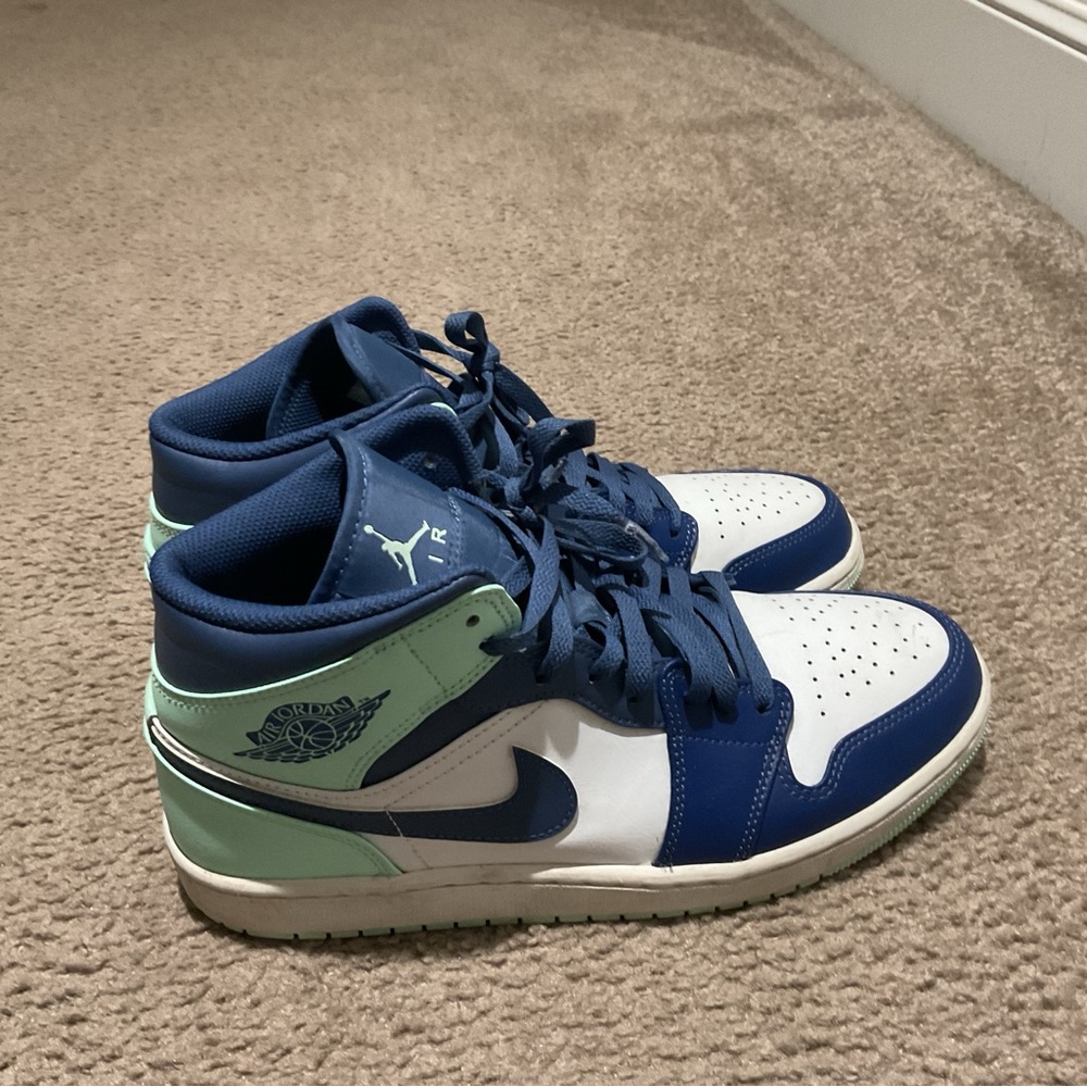 Jordan Athletic Shoes Blue and Green - Picture 2 of 3